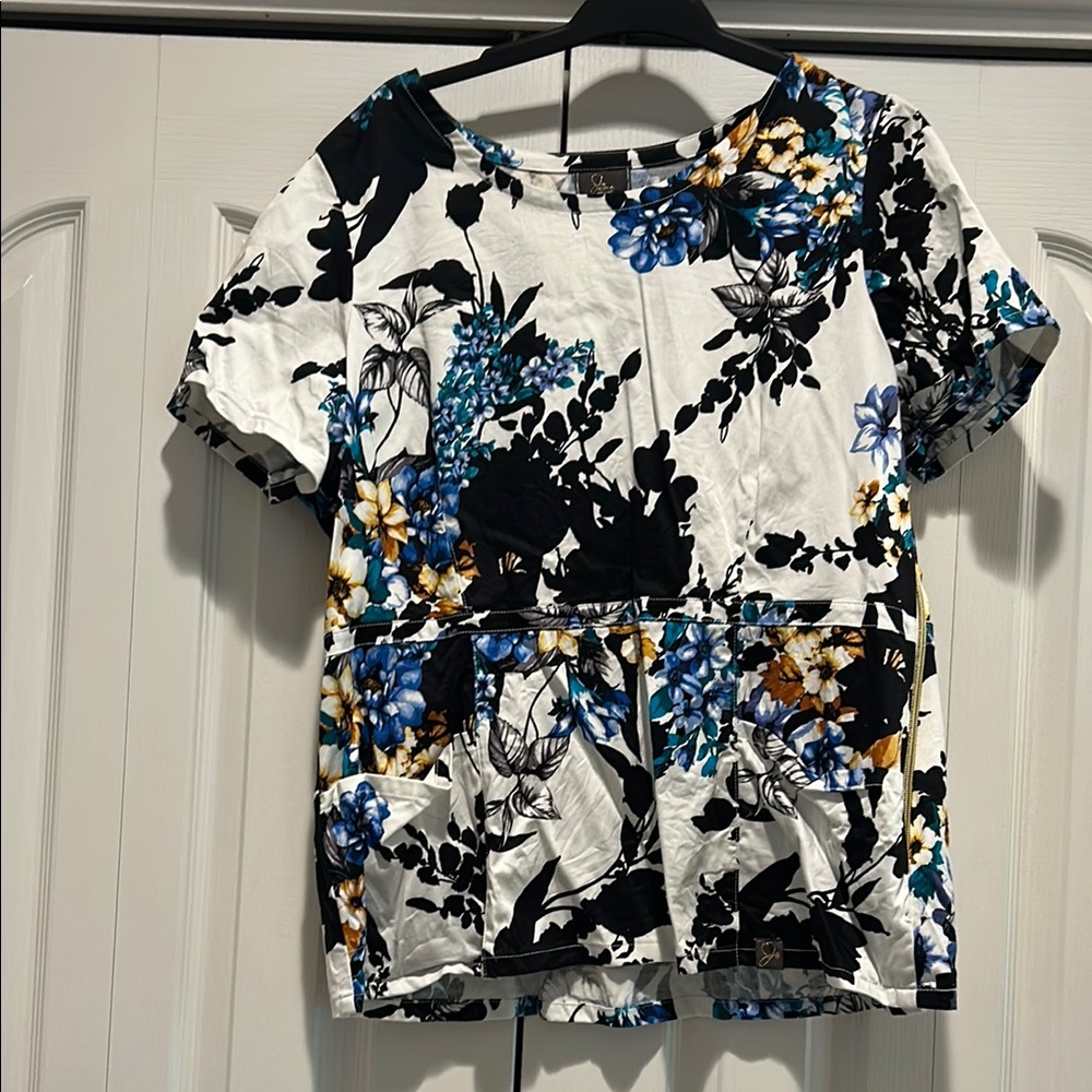 Jaanuu Black and White Boxy Short Sleeve scrub tunic